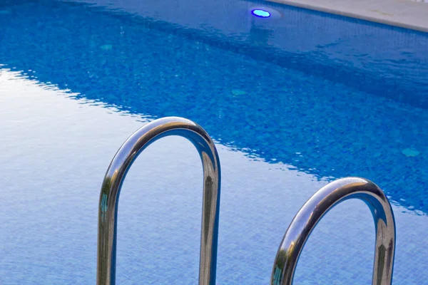 リゾート内の青いスイミングプール — ストック写真