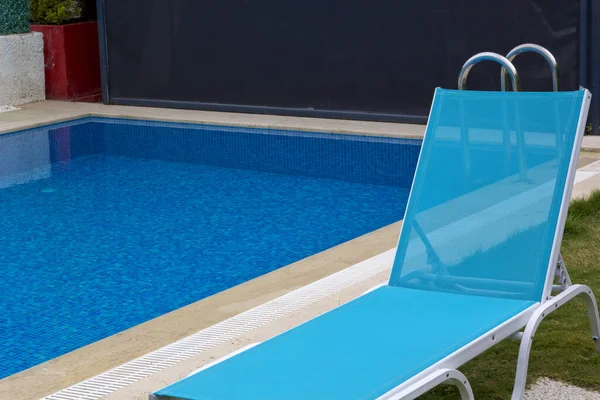 Piscine Bleue Chaise Longue Hôtel — Photo