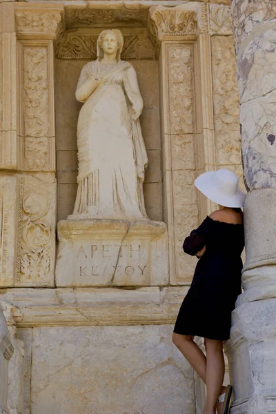 Efes Antik Şehrinde Siyah Elbiseli Güzel Bir Kadın — Stok fotoğraf