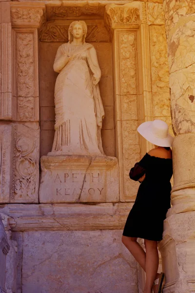 Efes Antik Şehrinde Beyaz Şapkalı Güzel Bir Genç Kadın — Stok fotoğraf