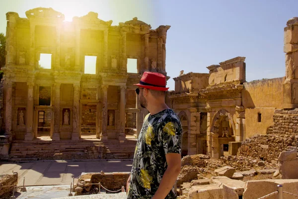 Beau Jeune Homme Chapeau Rouge Dans Ville Antique Ephèse — Photo