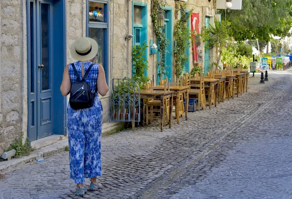 Junge Frau Läuft Einer Engen Straße Alacati Cesme Türkei — Stockfoto