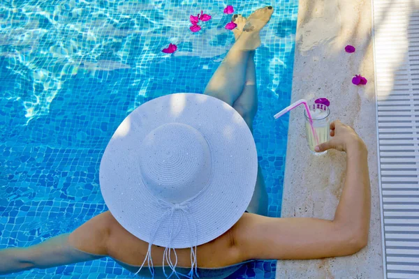 Young Woman White Hat Relaxing Pool — Stock Photo, Image