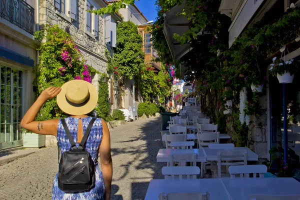 Junge Frau Läuft Einer Engen Straße Alacati Cesme Türkei — Stockfoto