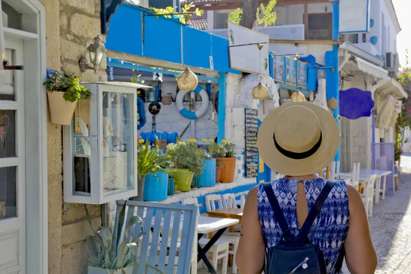 Genç Kadın Alacati Nin Dar Sokaklarında Yürüyor Cesme Turkey — Stok fotoğraf