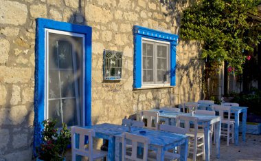 Alacati cesme, İzmir 'de dar bir sokakta renkli ve taştan evler