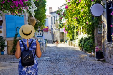 : Genç kadın Alacati 'nin dar sokaklarında yürüyor, Cesme Turkey