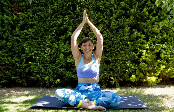 Schöne Junge Frau Macht Yoga Garten — Stockfoto