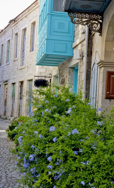 Πολύχρωμα Και Πέτρινα Σπίτια Στενό Δρόμο Στο Alacati Cesme Izmir — Φωτογραφία Αρχείου