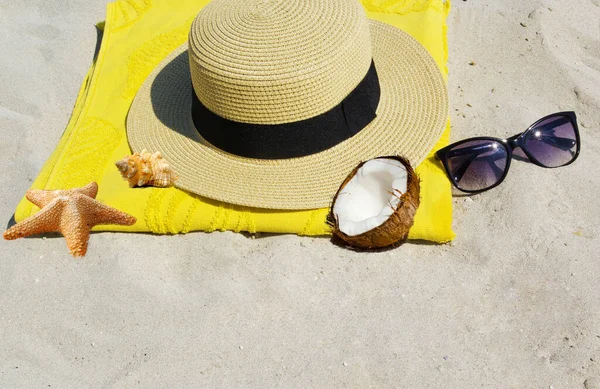 Chapéu Óculos Sol Coco Estrela Mar Areia — Fotografia de Stock