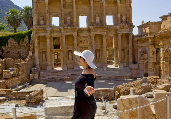 Hermosa Joven Vestida Negro Antigua Ciudad Éfeso —  Fotos de Stock