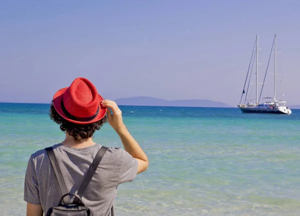 Fiatal Fiú Piros Kalap Strandon — Stock Fotó