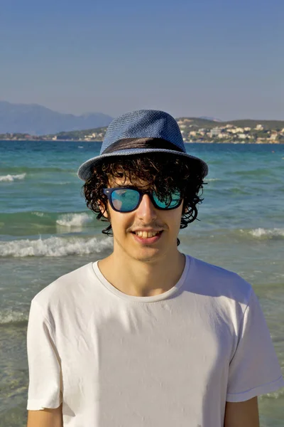 Jeune Homme Lunettes Soleil Sur Plage — Photo