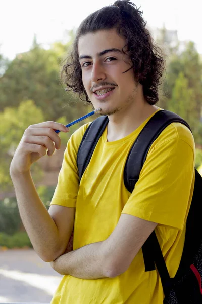 Portrét Pohledného Mladého Muže Zpět Školy — Stock fotografie