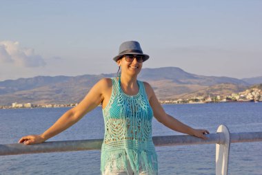 Kumsalda mavi şapkalı güzel bir kadın.