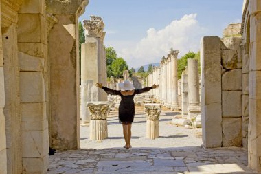 Efes antik şehrinde siyah elbiseli güzel bir kadın.