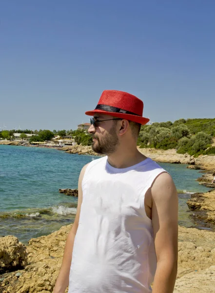 Ung Man Röd Hatt Stranden — Stockfoto