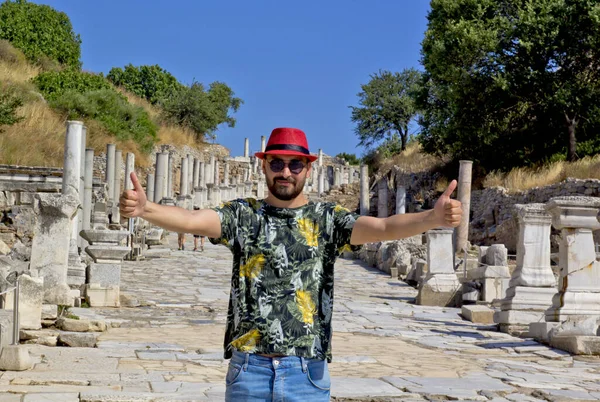 Beau Jeune Homme Chapeau Rouge Dans Ville Antique Ephèse — Photo