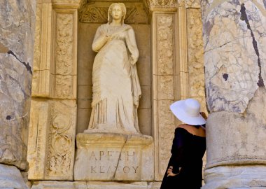 Efes antik şehrinde siyah elbiseli güzel bir kadın.