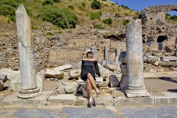 Efes Antik Şehrinde Siyah Elbiseli Güzel Bir Kadın — Stok fotoğraf