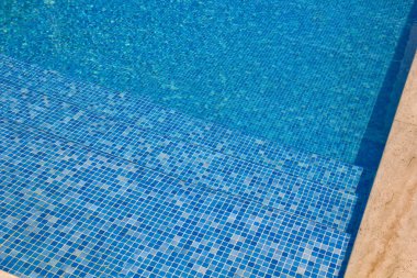 Bir tatil köyünde mavi yüzme havuzu