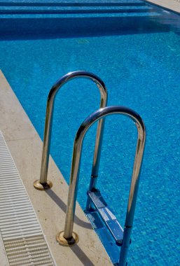 Bir tatil köyünde mavi yüzme havuzu