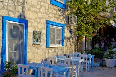 Alacati cesme, İzmir 'de dar bir sokakta renkli ve taştan evler