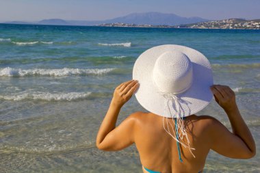 Kumsalda bikinili güzel bir kadın.