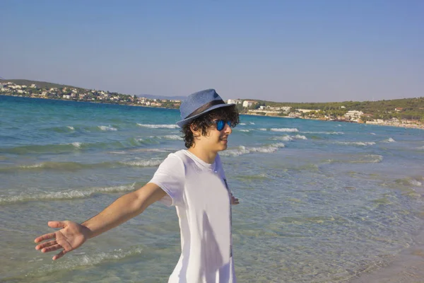 Junger Mann Mit Sonnenbrille Strand — Stockfoto