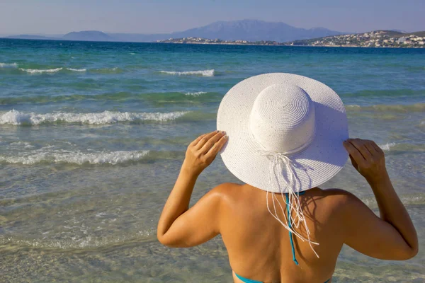 Kumsalda bikinili güzel bir kadın.