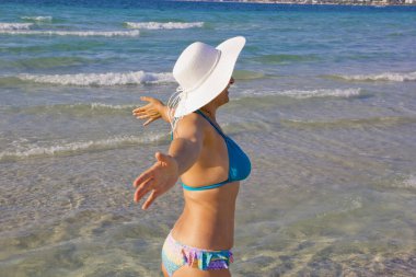 Kumsalda bikinili güzel bir kadın.