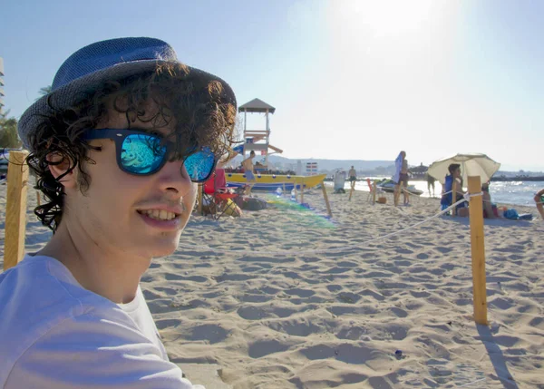 Jeune Homme Lunettes Soleil Sur Plage — Photo