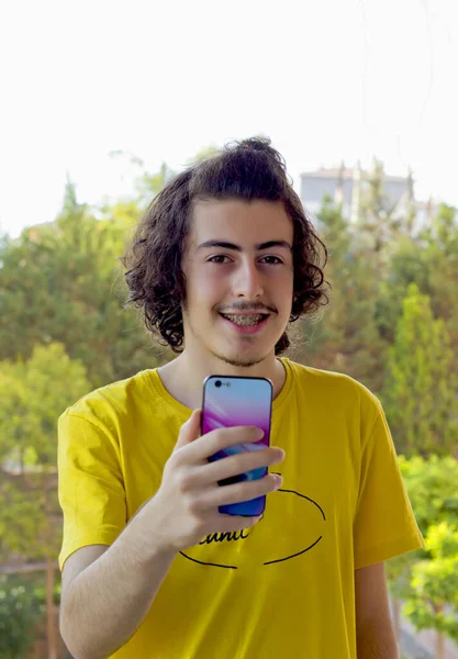 Jovem Feliz Fazendo Selfie Com Telefone Celular — Fotografia de Stock
