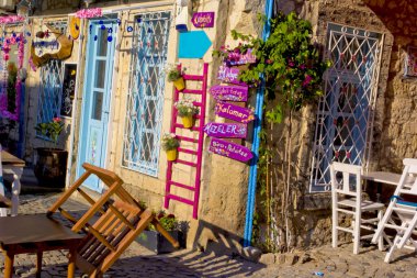 Alacati cesme, İzmir 'de dar bir sokakta renkli ve taştan evler