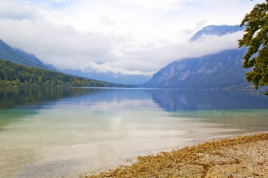  Slovenya 'daki Bohinj Gölü' nde güzel bir manzara