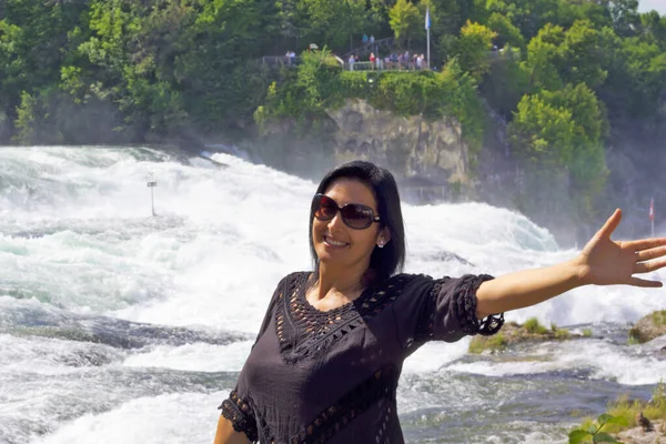 Krásná Mladá Žena Rhine Falls Švýcarsko — Stock fotografie