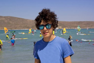 Sahildeki mutlu çocuk portresi