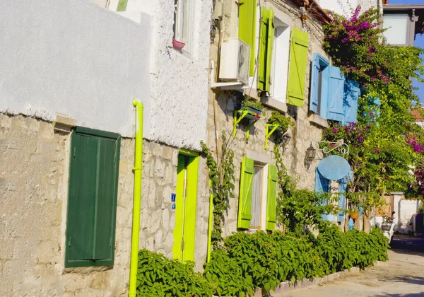 Πολύχρωμα Και Πέτρινα Σπίτια Στενό Δρόμο Στο Alacati Cesme Izmir — Φωτογραφία Αρχείου