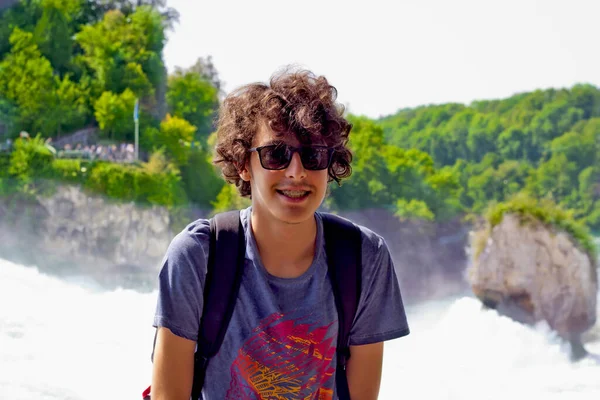 瑞士莱茵瀑布中快乐男孩的画像 — 图库照片