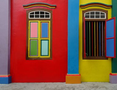 Singapur Little India, Singapur 's küçük bir evde bulunan iki pencere ile bir renkli ev cephe