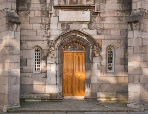 Ein Eingang Mit Einer Goldbemalten Holztür Und Einem Fenster Auf — Stockfoto