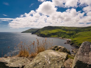 Güneyde güneş ışığı ve hafif bulutlu Kuzey İrlanda başlığındaki tarihi Torr başından göster