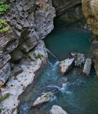 Sakin ve derin kahverengi rock ile gorge dağ nehirde fincan