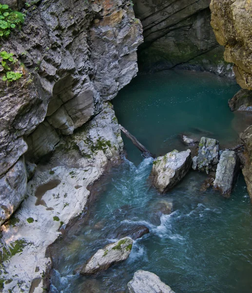 Sakin ve derin kahverengi rock ile gorge dağ nehirde fincan