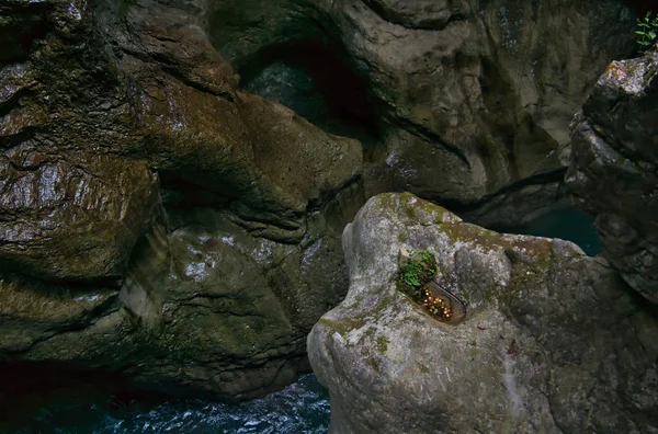 在悬崖上有硬币的光滑和闪亮的石头 — 图库照片