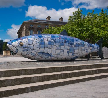 Heykel Seramik Belfast yapılmış bir balık mavi ve beyaz boyalı