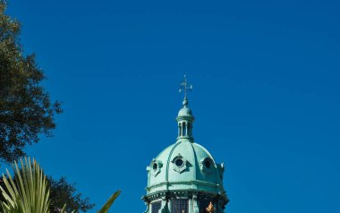 Bir yel değirmeni mavi gökyüzü önce üstte yuvarlak bir ışık yeşil kubbe