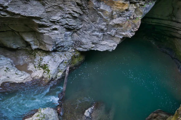 Gorge Kayalarda Yıllar Boyunca Uzak Erozyona Uğramış Tarafından Yıkanmış — Stok fotoğraf