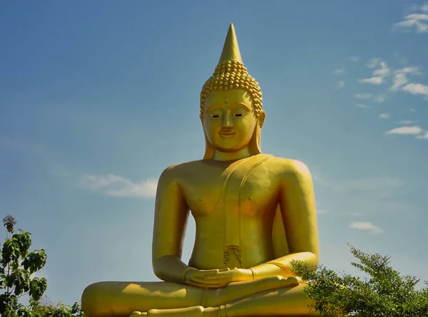 Zlatá Socha Buddhy Thajsku Modrou Oblohou Pozadí — Stock fotografie