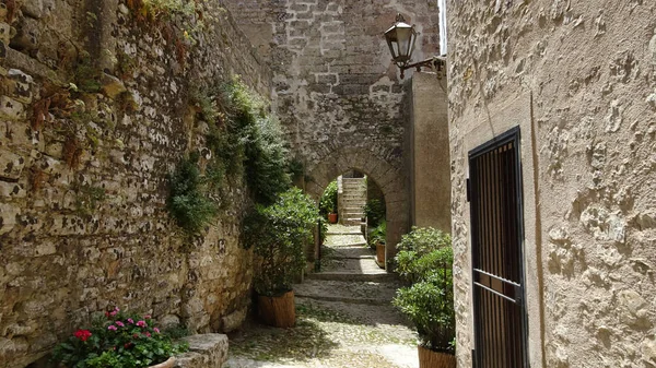Wąską Ścieżką Między Wysokie Kamienne Ściany Kamienne Domy Domy Włoszech — Zdjęcie stockowe
